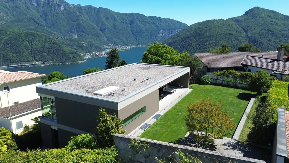 Elegante villa moderna con giardino e vista panoramica sul lago a C...