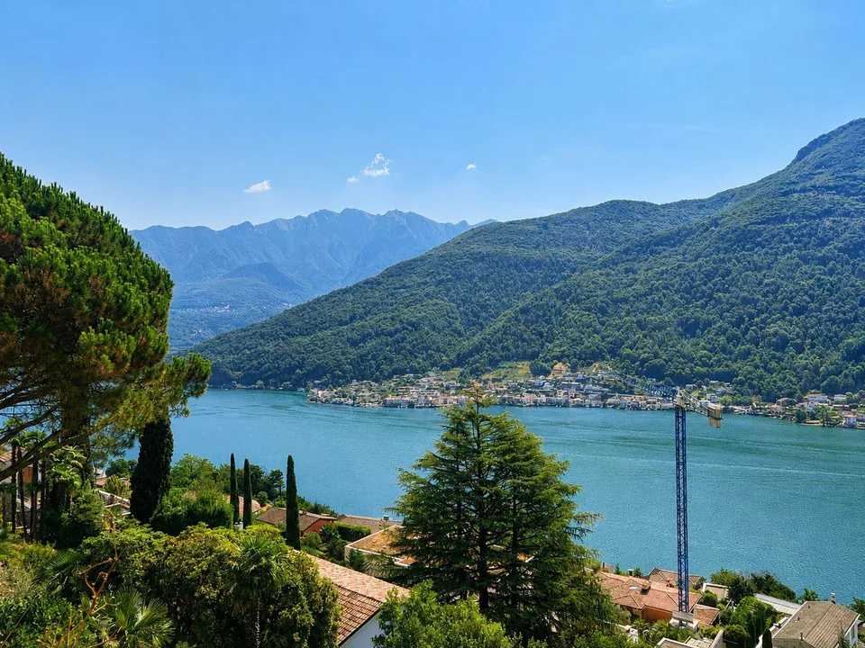 Elegant duplex with panoramic lake view