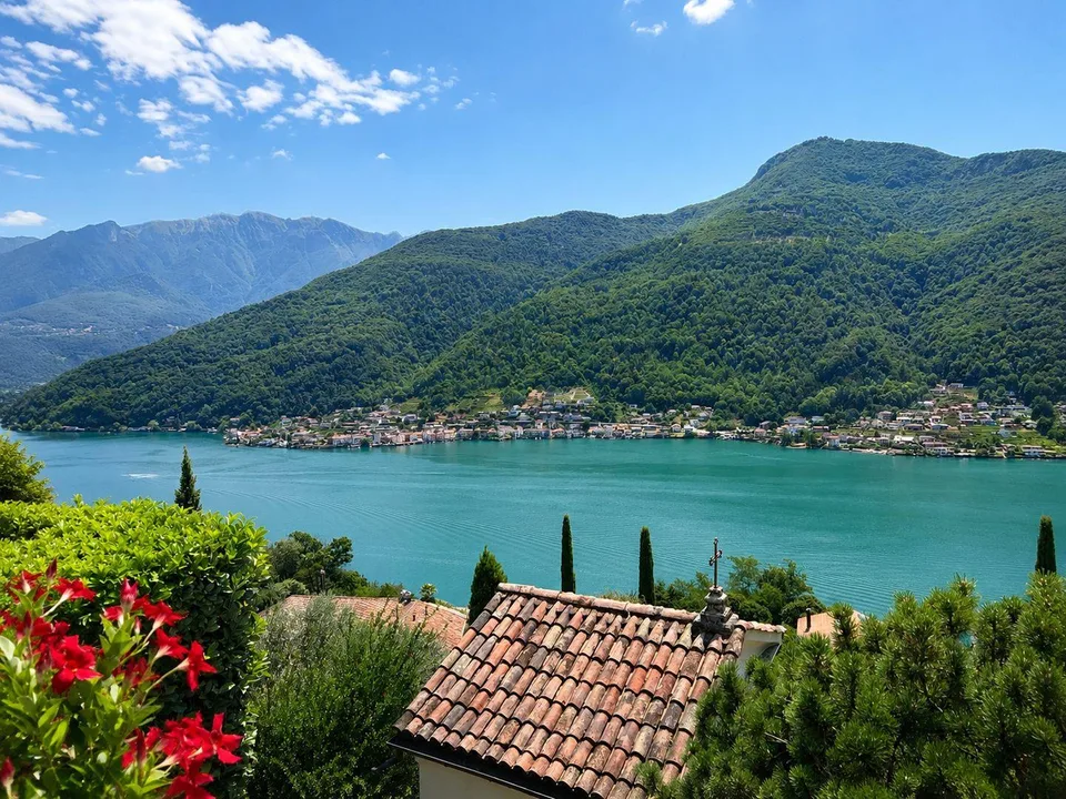 Elegant duplex with panoramic lake view