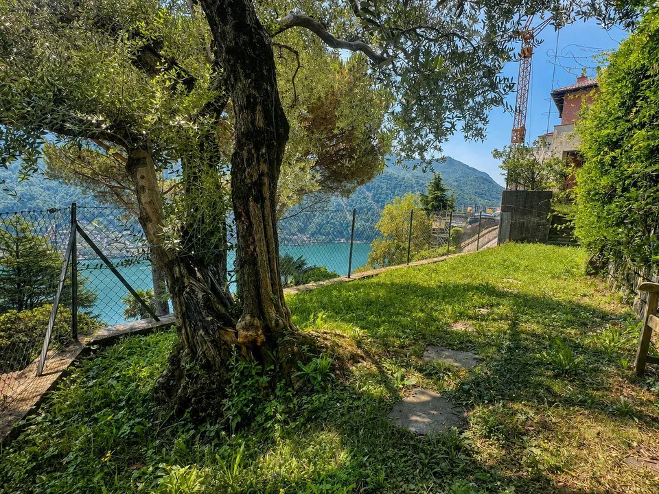 Elegant duplex with panoramic lake view