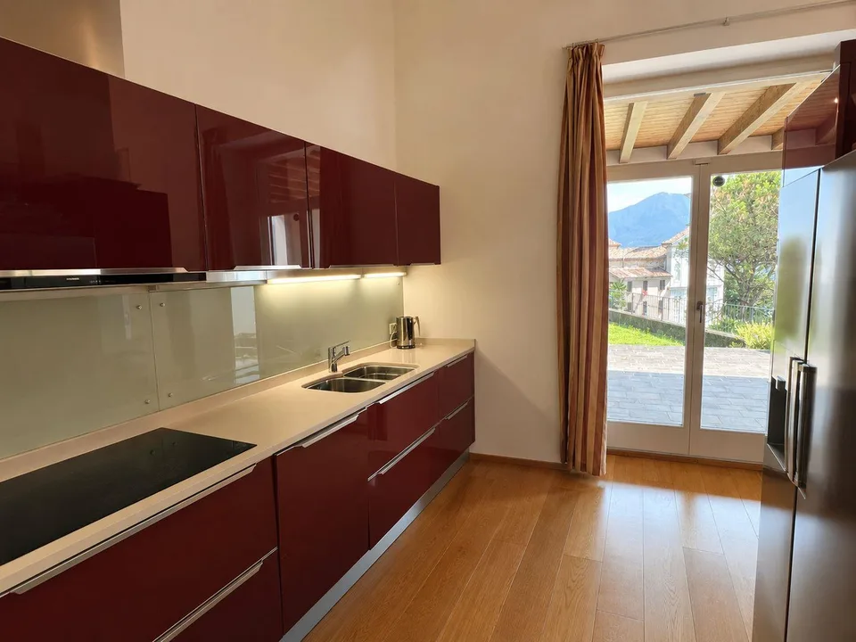 Elegant duplex with panoramic lake view