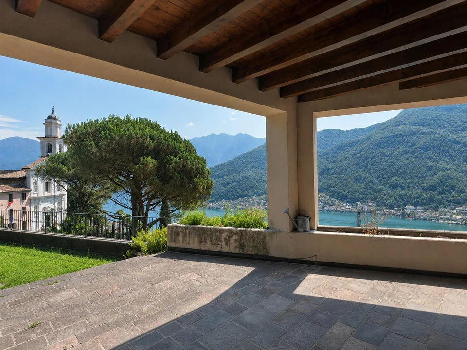 Elegant duplex with panoramic lake view