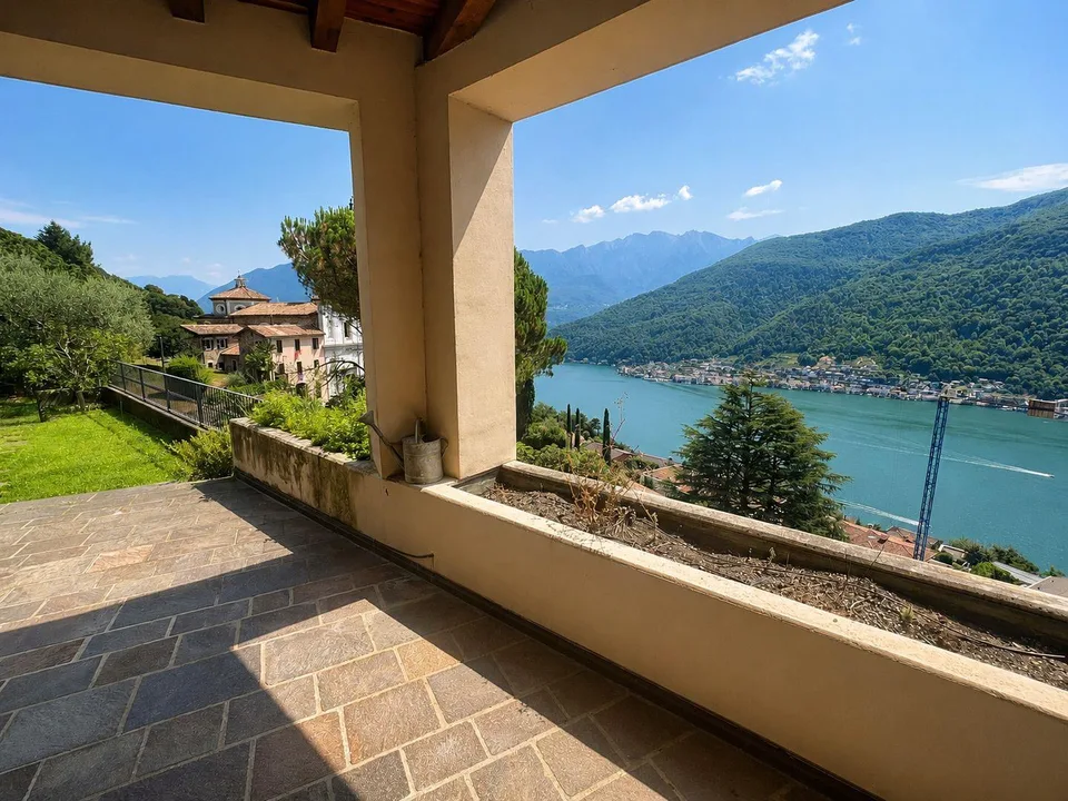 Elegant duplex with panoramic lake view