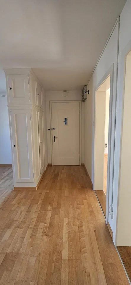 Charmant appartement 2.5 pièces au rez-de-chaussée avec petit espace de sièges pour location à durée limitée