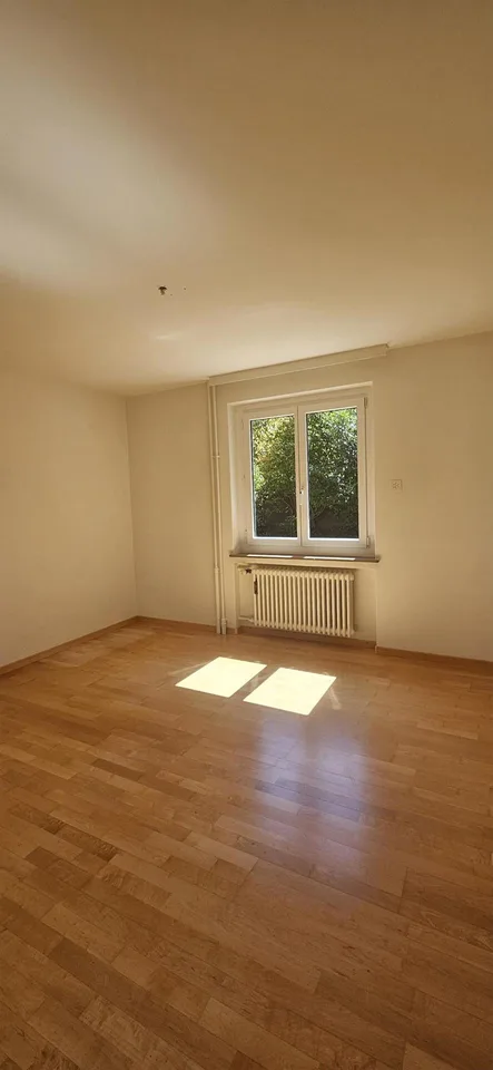 Charmant appartement 2.5 pièces au rez-de-chaussée avec petit espace de sièges pour location à durée limitée