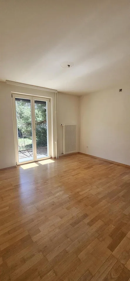 Charmant appartement 2.5 pièces au rez-de-chaussée avec petit espace de sièges pour location à durée limitée