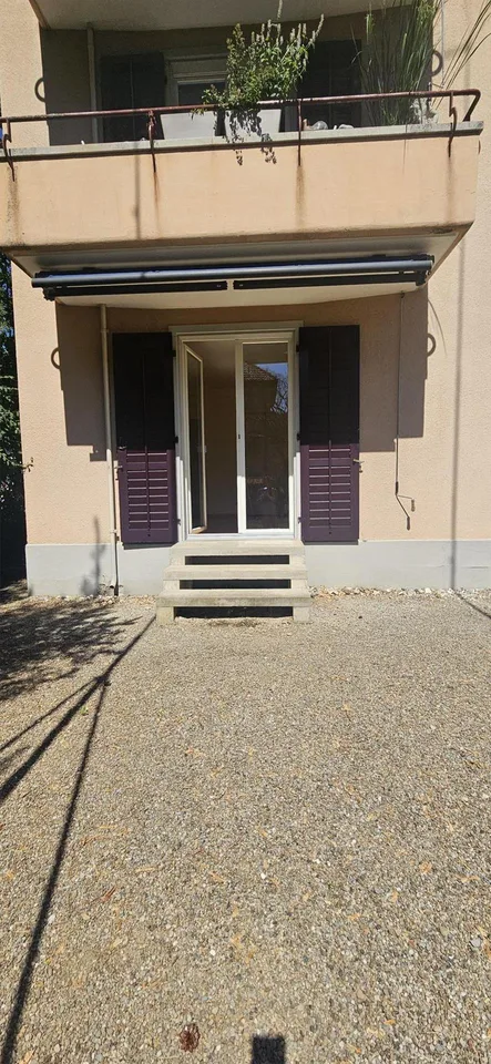 Charmant appartement 2.5 pièces au rez-de-chaussée avec petit espace de sièges pour location à durée limitée