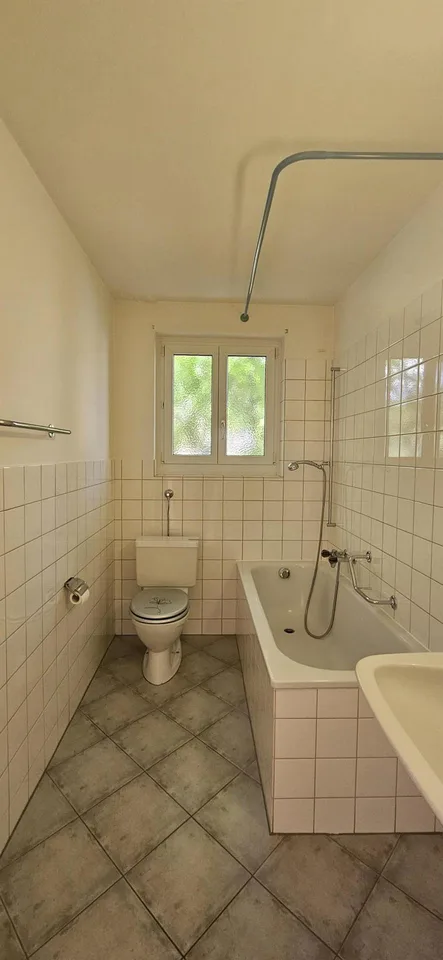 Charmant appartement 2.5 pièces au rez-de-chaussée avec petit espace de sièges pour location à durée limitée