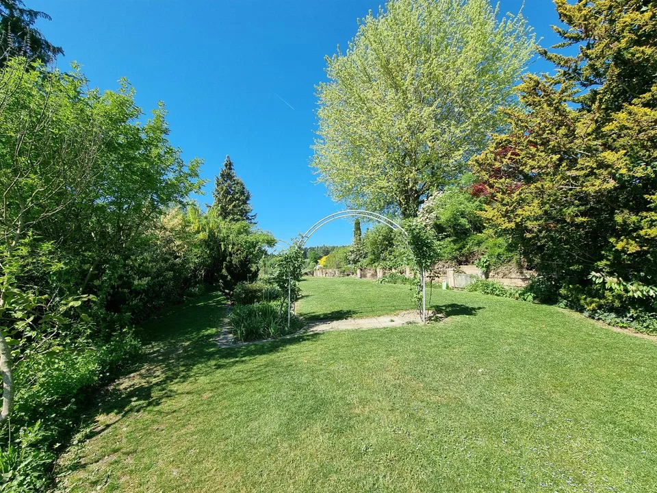 8.5-Zimmer-Landhausvilla an bester Aussichtslage mit grossem Garten