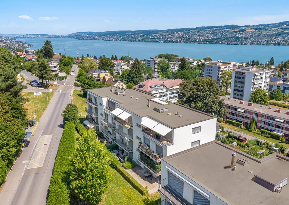 Attika mit traumhaftem Blick auf den Zürichsee und die Alpen