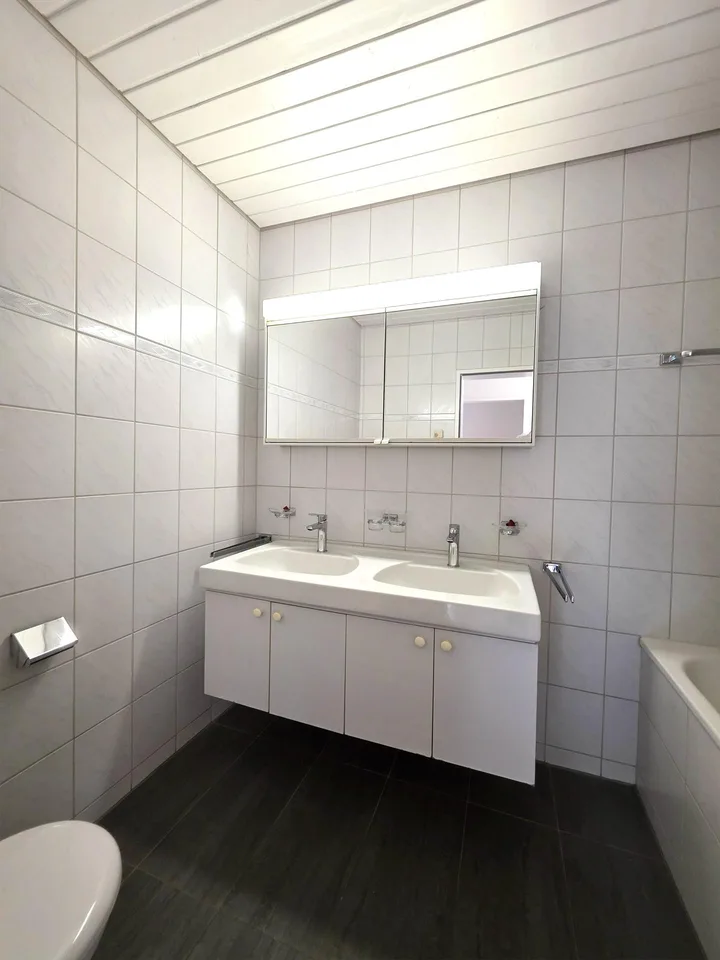 Schöne 3,5-Zimmer-Dachwohnung mit Terrasse + Lift
