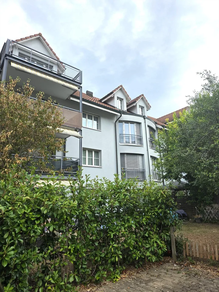 Schöne 3,5-Zimmer-Dachwohnung mit Terrasse + Lift