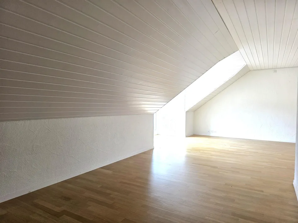 Schöne 3,5-Zimmer-Dachwohnung mit Terrasse + Lift