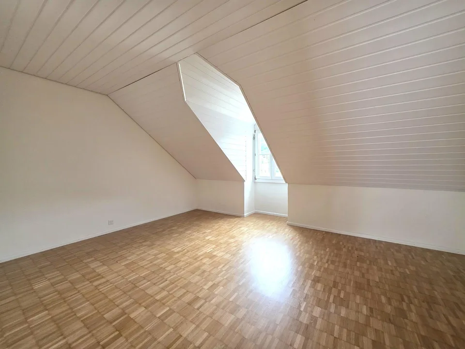 Schöne 3,5-Zimmer-Dachwohnung mit Terrasse + Lift