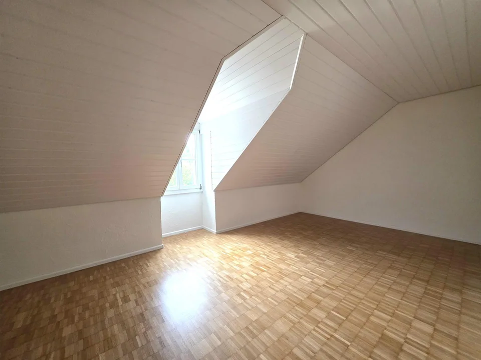 Schöne 3,5-Zimmer-Dachwohnung mit Terrasse + Lift