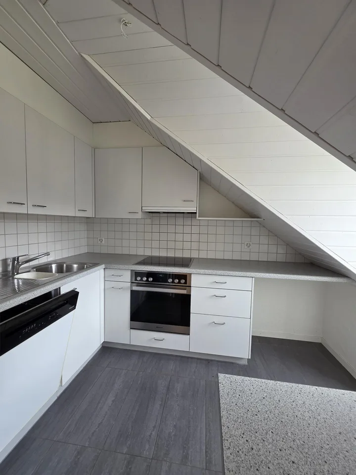 Schöne 3,5-Zimmer-Dachwohnung mit Terrasse + Lift
