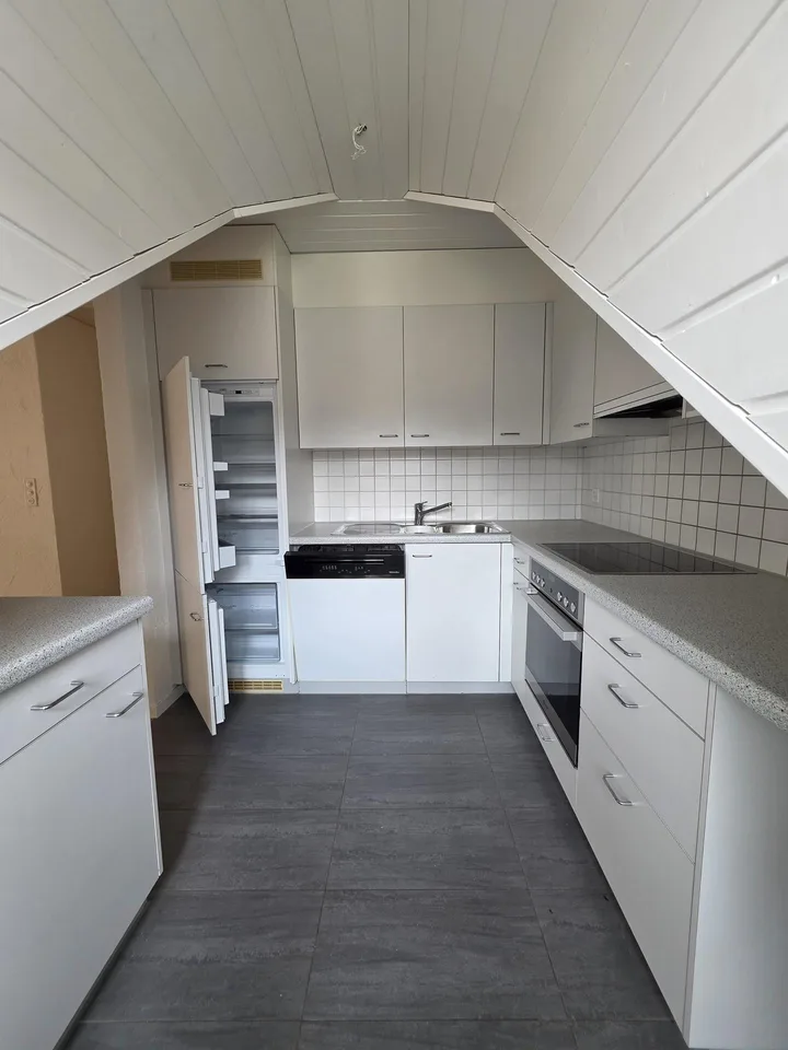 Schöne 3,5-Zimmer-Dachwohnung mit Terrasse + Lift