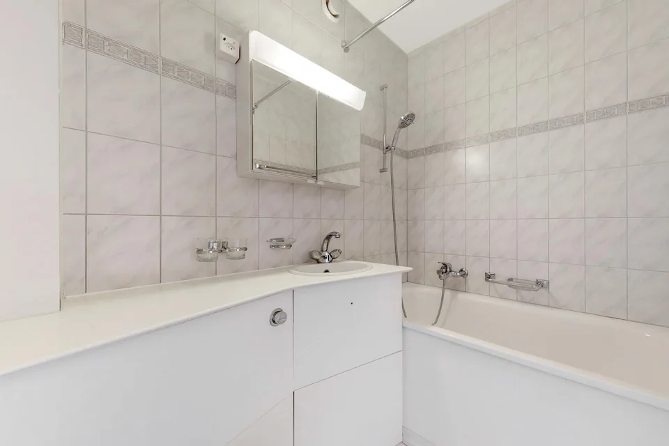 Idéalement situé dans un immeuble convivia l!