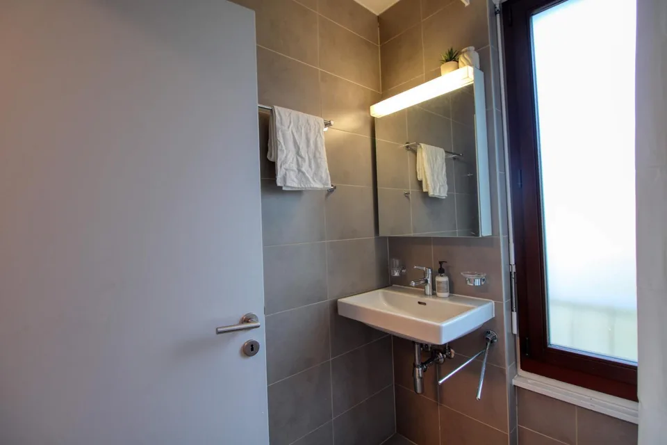 Connected Coliving in Dynamic Vernier