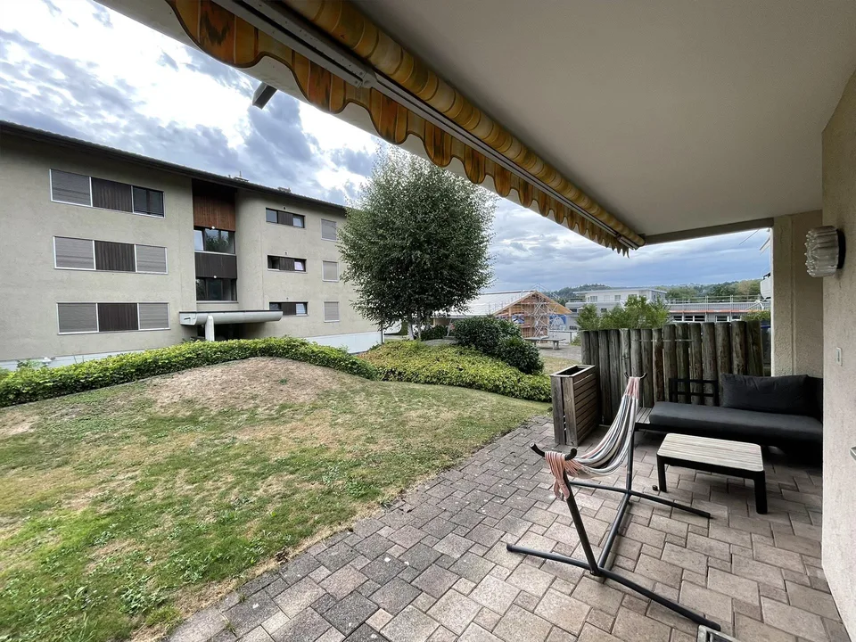 4½ Zimmer-Erdgeschoss-Wohnung mit angrenzender Grünfläche