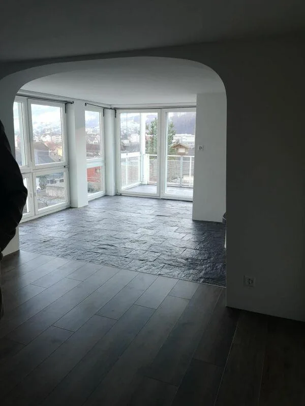 Quiet hillside location in the vineyard: Exclusive 4-room apartment with generous parking