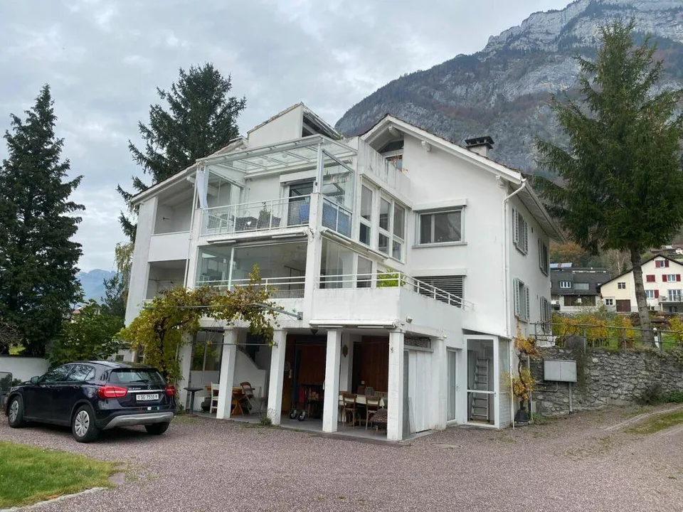 Quiet hillside location in the vineyard: Exclusive 4-room apartment with generous parking