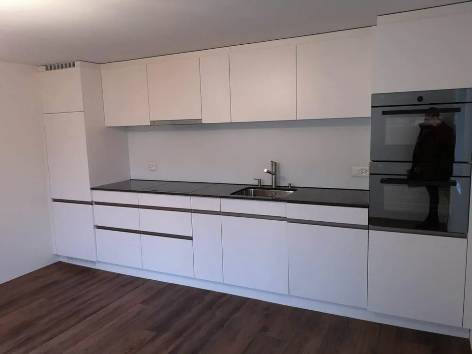 Quiet hillside location in the vineyard: Exclusive 4-room apartment with generous parking