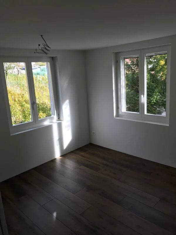 Quiet hillside location in the vineyard: Exclusive 4-room apartment with generous parking