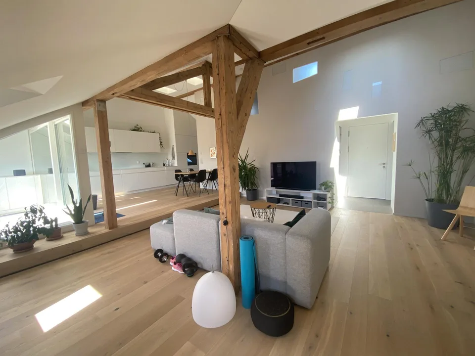 Appartement de charme sous les toits avec charme d'ancien bâtiment au cœur de Berne