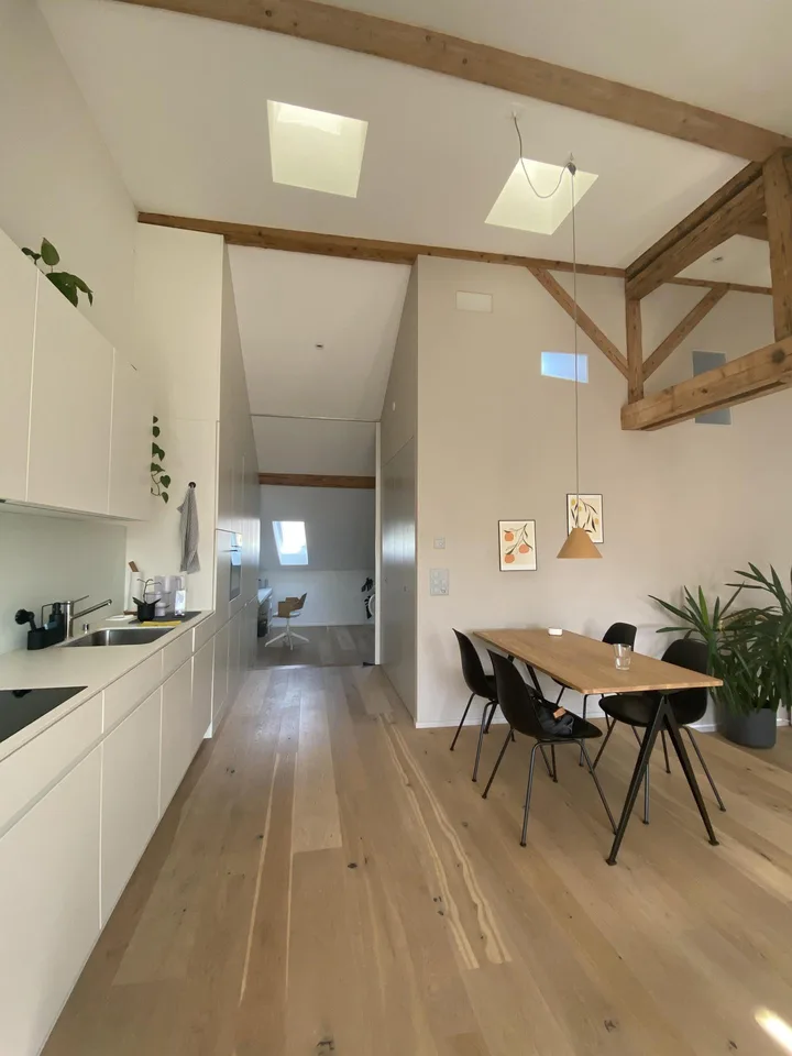 Appartement de charme sous les toits avec charme d'ancien bâtiment au cœur de Berne