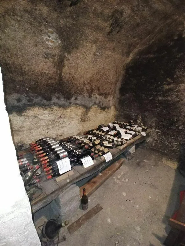 MELIDE · UNE MAISON, UNE CAVE HISTORIQUE ET UNE COLLECTION DE VINS QUI RESTE