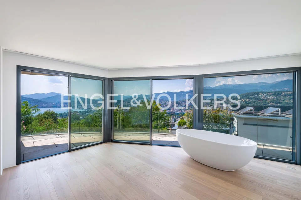 Sonnige Villa mit Pool und weitläufige Aussicht
