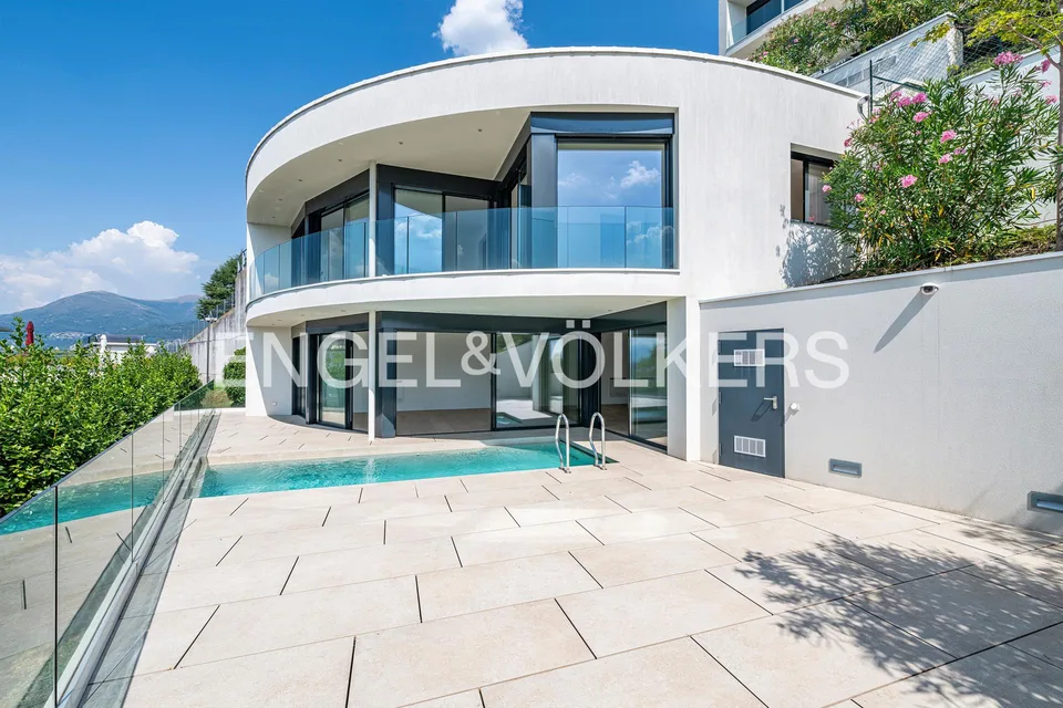 Sonnige Villa mit Pool und weitläufige Aussicht