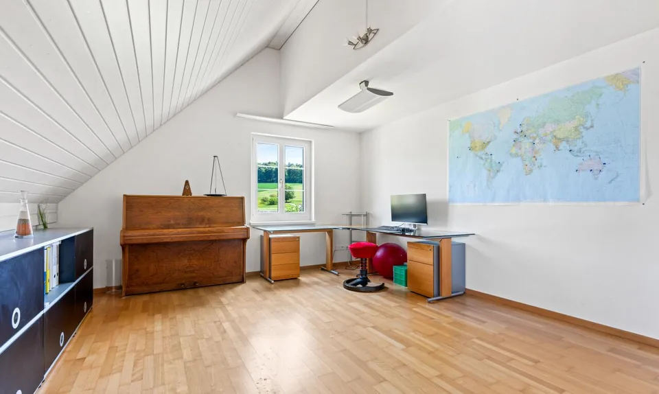 Helle 5.5-Zimmer-Dach-Maisonette-Wohnung mit Ausblick – Foto 11 von 13