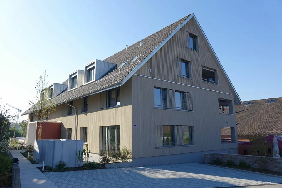helle, moderne Wohnung mit Sitzplatz und Loggia