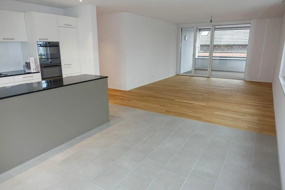 helle, moderne Wohnung mit Sitzplatz und Loggia