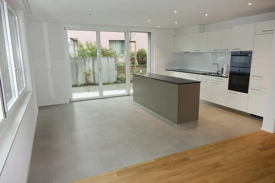 helle, moderne Wohnung mit Sitzplatz und Loggia