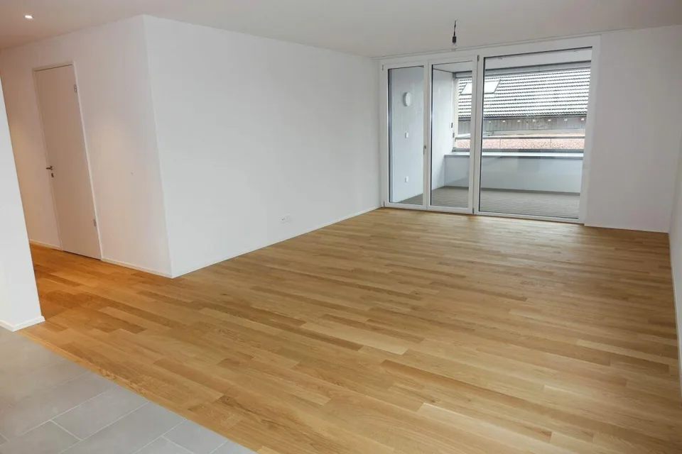 helle, moderne Wohnung mit Sitzplatz und Loggia
