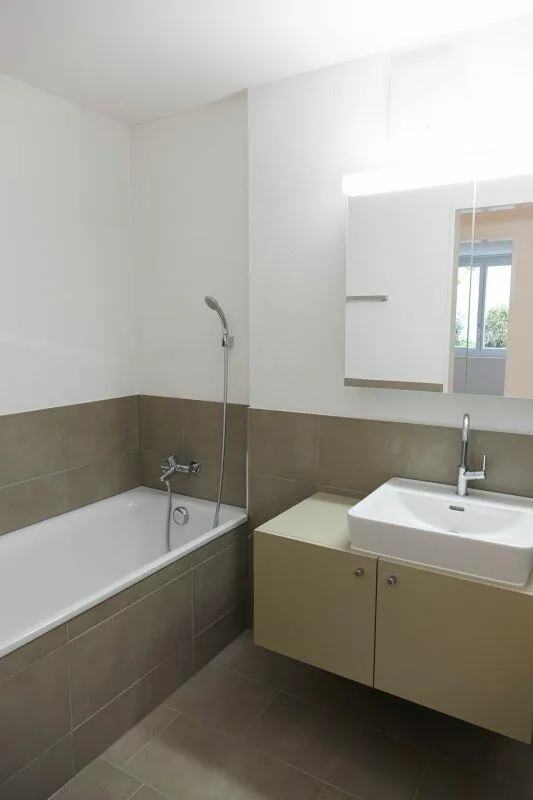 helle, moderne Wohnung mit Sitzplatz und Loggia