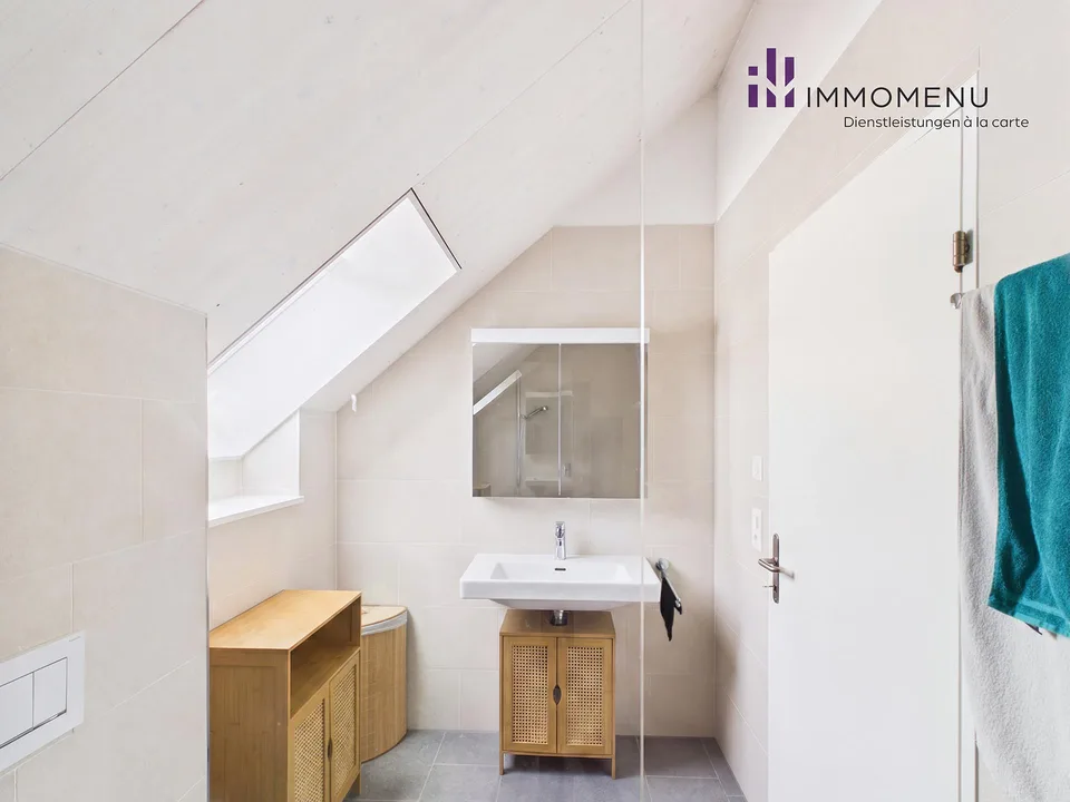 Moderne 2.5-Zimmer-Attikawohnung mit Weitsicht in Oberweningen