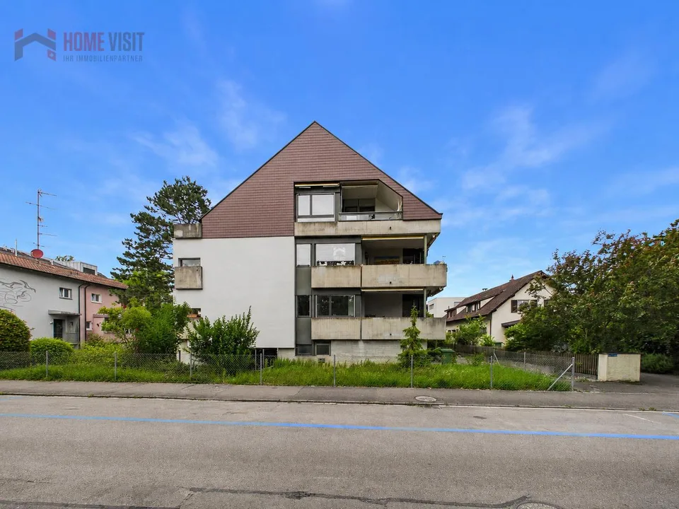 Vivre au-delà d'Allschwil - appartement de mansarde rénové de 4,5 pièces avec cheminée