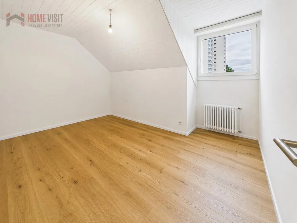 Vivre au-delà d'Allschwil - appartement de mansarde rénové de 4,5 pièces avec cheminée