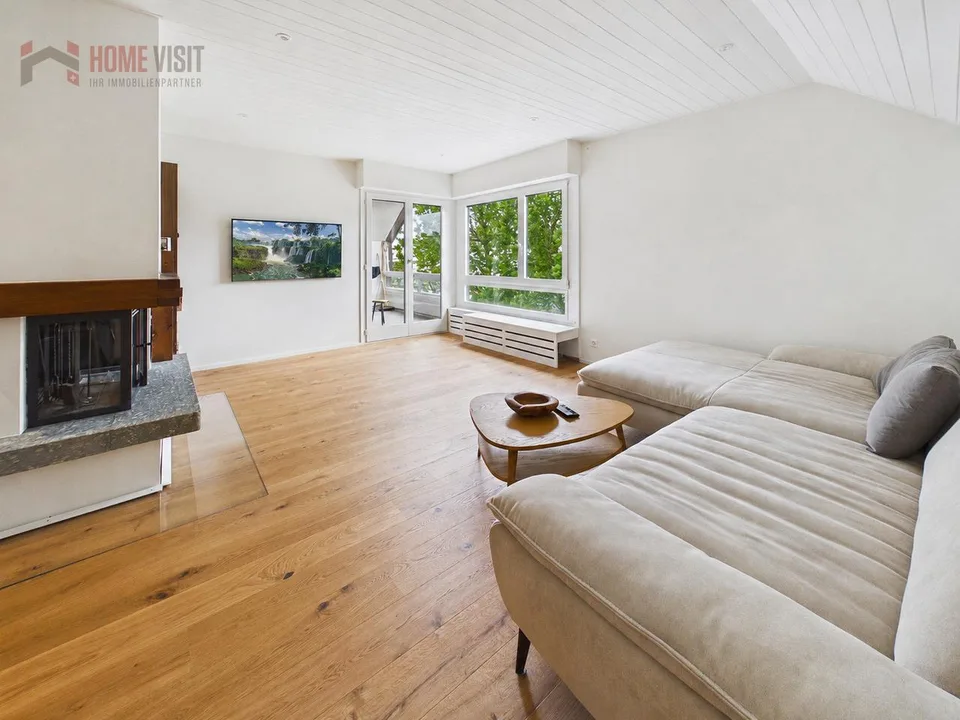 Vivre au-delà d'Allschwil - appartement de mansarde rénové de 4,5 pièces avec cheminée