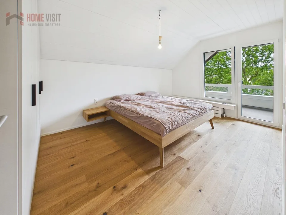 Vivre au-delà d'Allschwil - appartement de mansarde rénové de 4,5 pièces avec cheminée