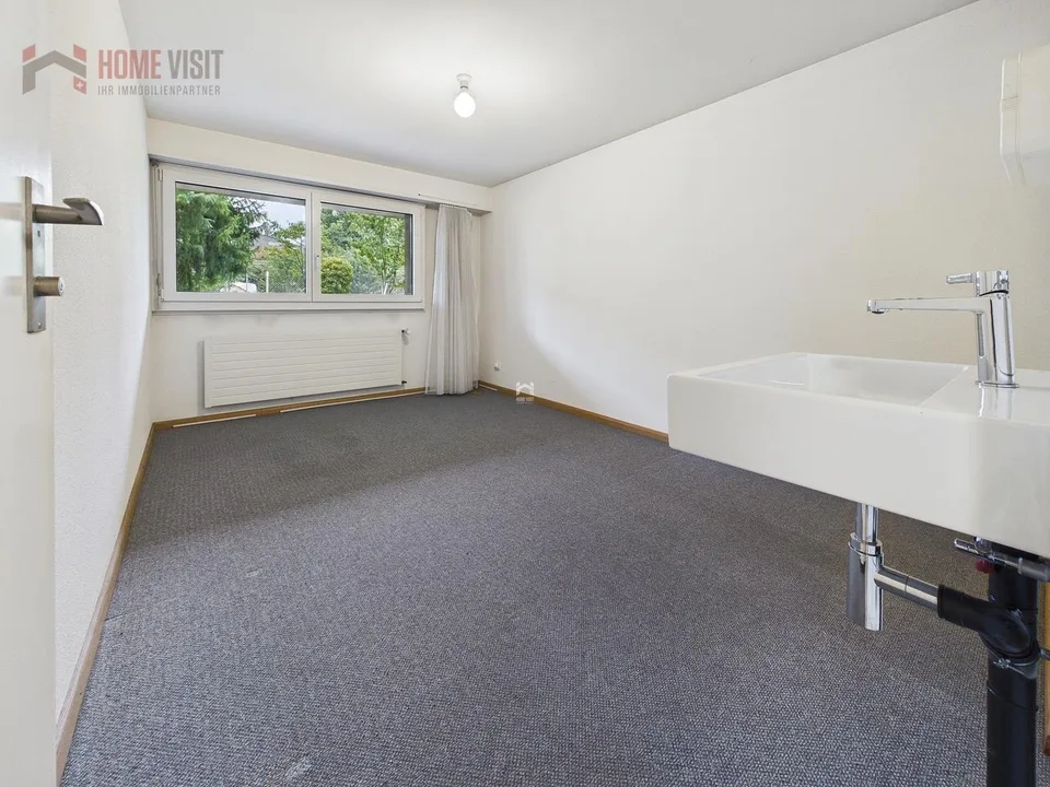 Vivre au-delà d'Allschwil - appartement de mansarde rénové de 4,5 pièces avec cheminée