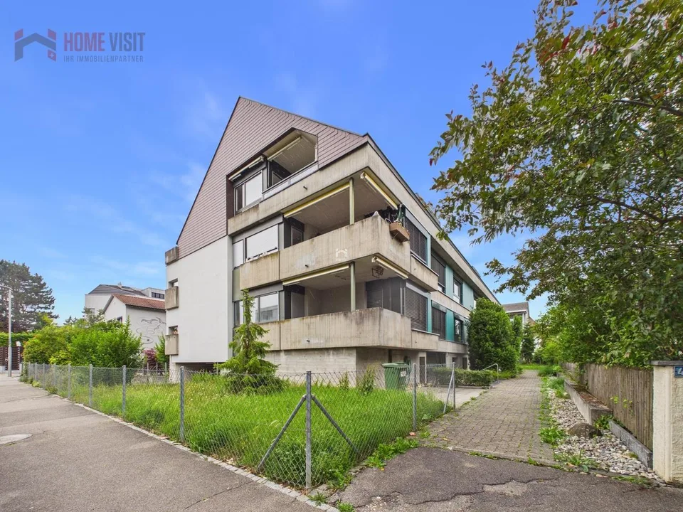 Vivre au-delà d'Allschwil - appartement de mansarde rénové de 4,5 pièces avec cheminée