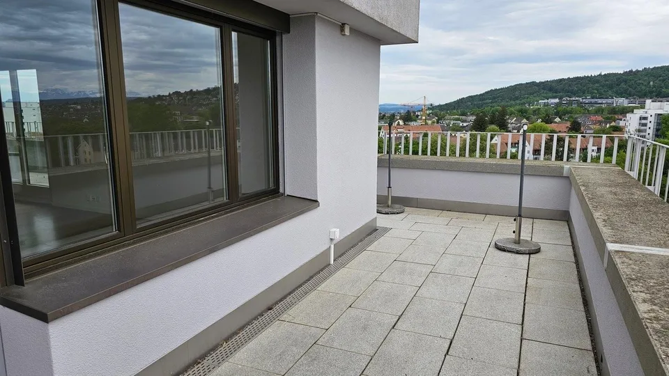 Gekühlte 3.5-Zimmer-Attikawohnung mit Blick über Zürich am Bucheggp...