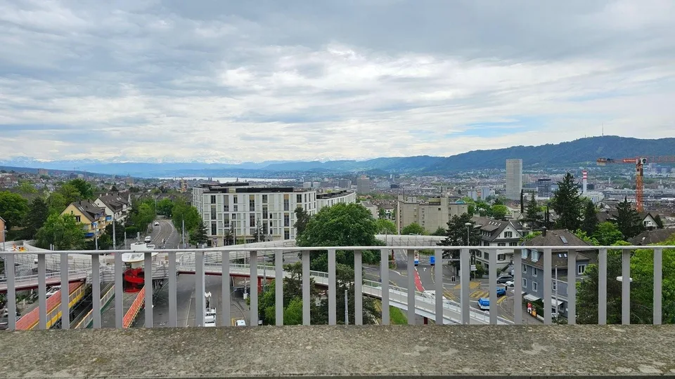 Gekühlte 3.5-Zimmer-Attikawohnung mit Blick über Zürich am Bucheggp...