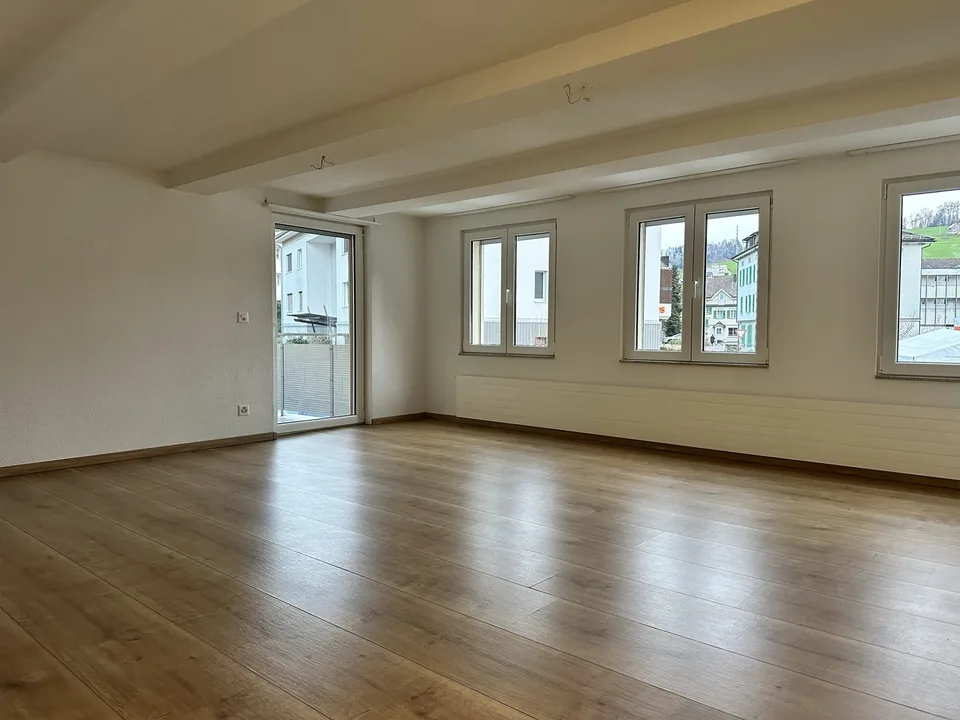 Wunderschöne 3.5 Zim. Whg mit Balkon 1. OG
