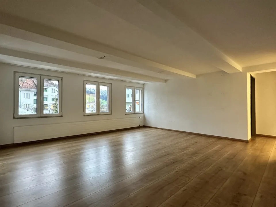 Wunderschöne 3.5 Zim. Whg mit Balkon 1. OG